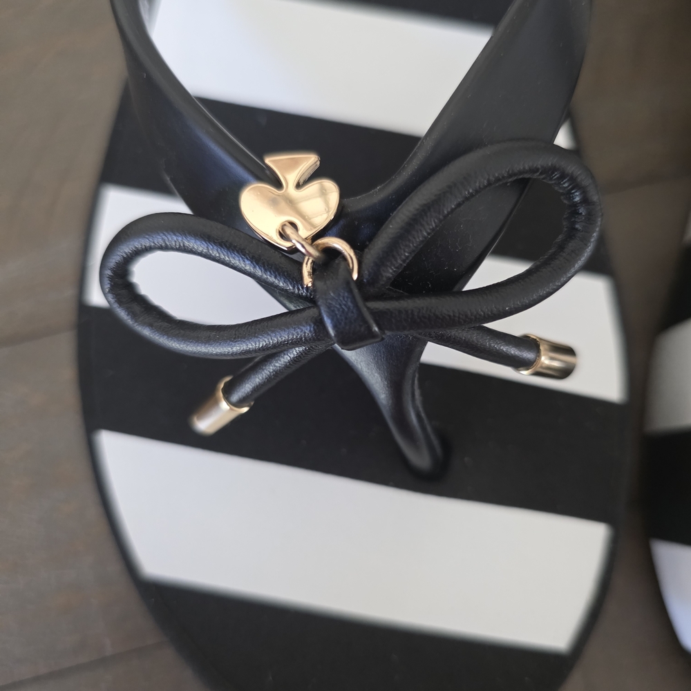 Kate Spade NY Black White Stripe Flip Flop Sandlas Bow Gold Logo SZ- 8 Like New - Picture 4 of 14